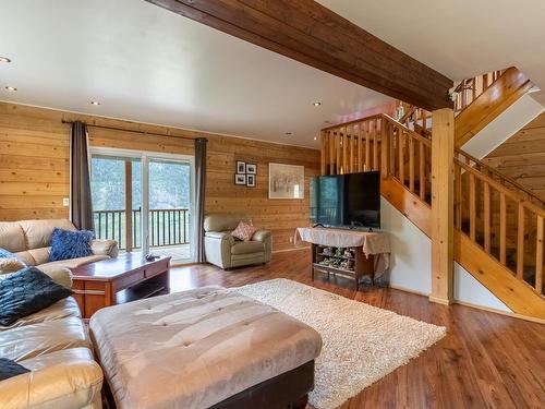 292 Orchard Lake Road, Barriere, BC - Indoor Photo Showing Living Room