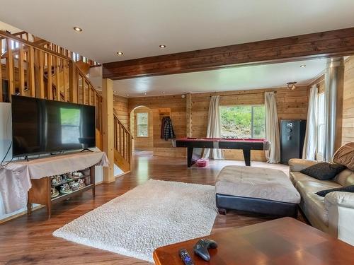 292 Orchard Lake Road, Barriere, BC - Indoor Photo Showing Living Room