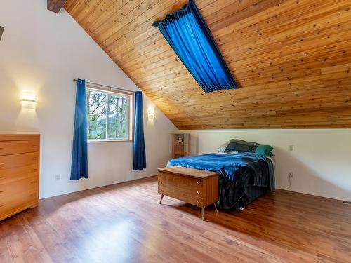 292 Orchard Lake Road, Barriere, BC - Indoor Photo Showing Bedroom