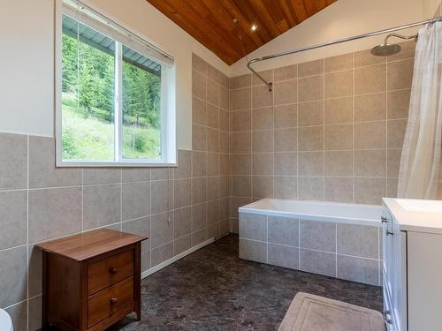 292 Orchard Lake Road, Barriere, BC - Indoor Photo Showing Bathroom