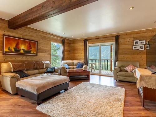 292 Orchard Lake Road, Barriere, BC - Indoor Photo Showing Living Room