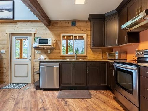 292 Orchard Lake Road, Barriere, BC - Indoor Photo Showing Kitchen