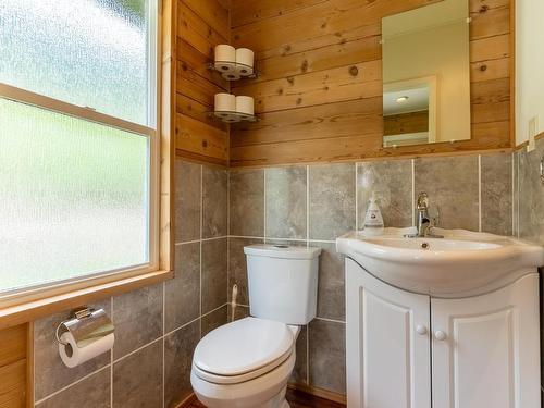 292 Orchard Lake Road, Barriere, BC - Indoor Photo Showing Bathroom