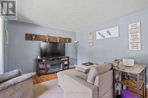 25 Heather Crescent, London, ON - Indoor Photo Showing Living Room