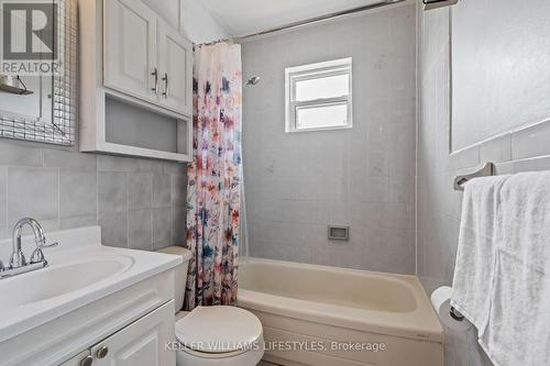 25 Heather Crescent, London, ON - Indoor Photo Showing Bathroom