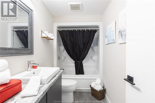 59 Clara Crescent, Chatham, ON - Indoor Photo Showing Bathroom