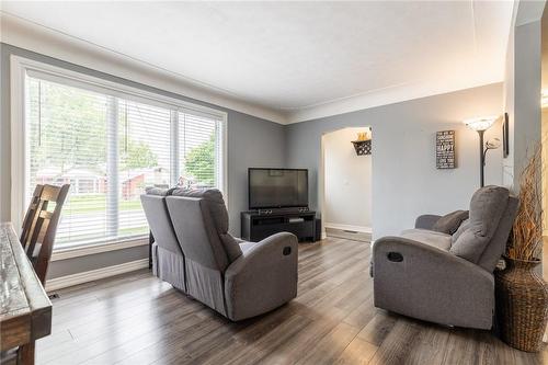 203 West 31St Street, Hamilton, ON - Indoor Photo Showing Living Room
