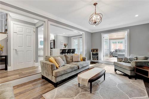 7 Cavalry Court, Hamilton, ON - Indoor Photo Showing Living Room