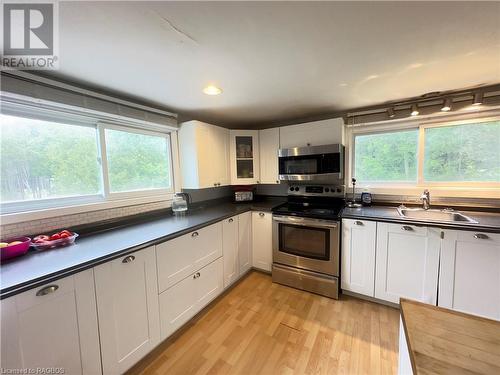 14 Victoria Street, Inverhuron, ON - Indoor Photo Showing Kitchen