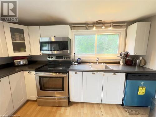 14 Victoria Street, Inverhuron, ON - Indoor Photo Showing Kitchen