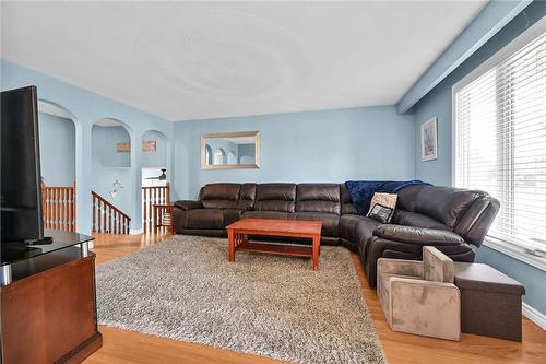 28 Forest Hill Crescent, Hamilton, ON - Indoor Photo Showing Living Room