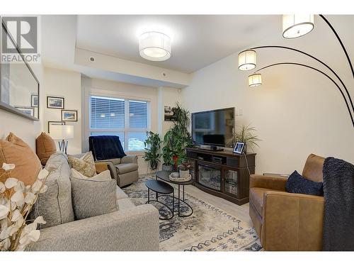 857 Morrison Avenue Unit# 4, Kelowna, BC - Indoor Photo Showing Living Room