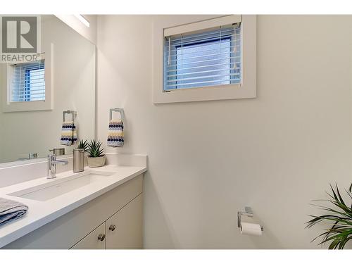 857 Morrison Avenue Unit# 4, Kelowna, BC - Indoor Photo Showing Bathroom