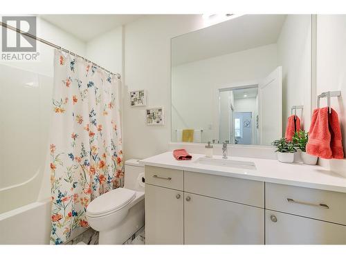 857 Morrison Avenue Unit# 4, Kelowna, BC - Indoor Photo Showing Bathroom