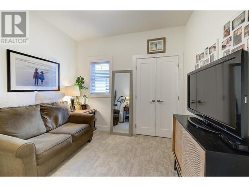 857 Morrison Avenue Unit# 4, Kelowna, BC - Indoor Photo Showing Living Room