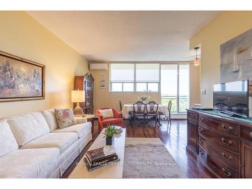 908-6400 Huggins St, Niagara Falls, ON - Indoor Photo Showing Living Room