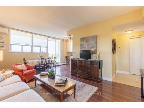 908-6400 Huggins St, Niagara Falls, ON - Indoor Photo Showing Living Room