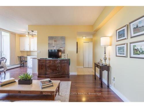 908-6400 Huggins St, Niagara Falls, ON - Indoor Photo Showing Living Room