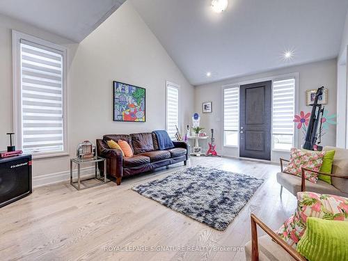 130 Anne St, Niagara-On-The-Lake, ON - Indoor Photo Showing Living Room