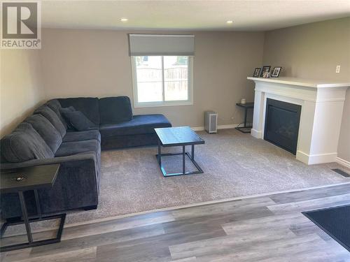 5840 Telfer Road, Sarnia, ON - Indoor Photo Showing Living Room With Fireplace