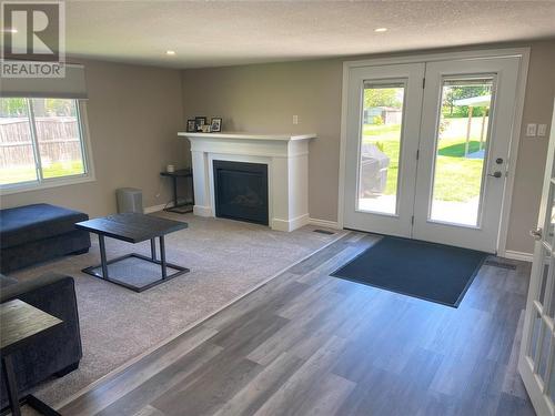 5840 Telfer Road, Sarnia, ON - Indoor Photo Showing Living Room With Fireplace