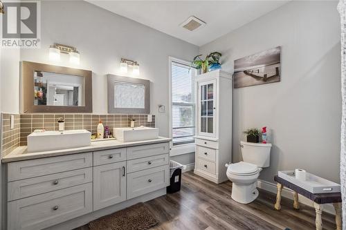 358 Davis Street, Sarnia, ON - Indoor Photo Showing Bathroom
