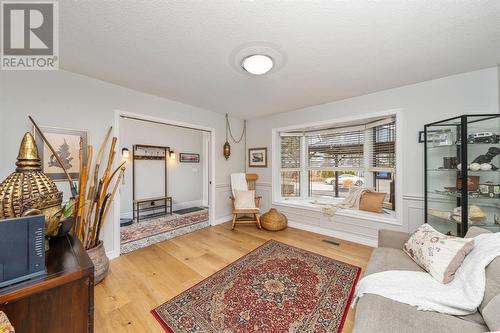 3075 Lake View Avenue, Plympton-Wyoming, ON - Indoor Photo Showing Living Room