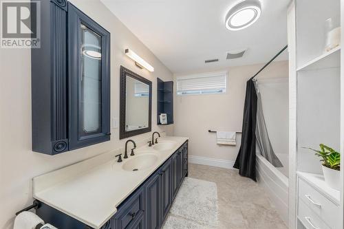 3075 Lake View Avenue, Plympton-Wyoming, ON - Indoor Photo Showing Bathroom
