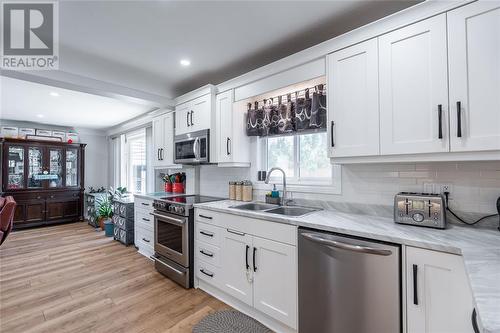 529 Roosevelt Drive, Sarnia, ON - Indoor Photo Showing Kitchen With Double Sink With Upgraded Kitchen