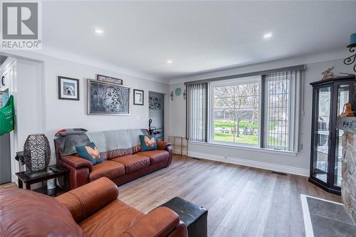 529 Roosevelt Drive, Sarnia, ON - Indoor Photo Showing Living Room