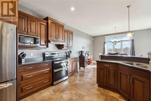 6850 Creekside Drive, Plympton-Wyoming, ON - Indoor Photo Showing Kitchen With Double Sink