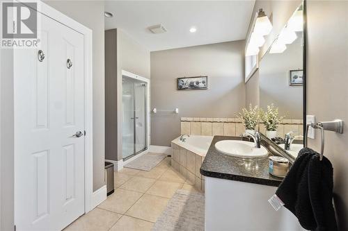 6850 Creekside Drive, Plympton-Wyoming, ON - Indoor Photo Showing Bathroom