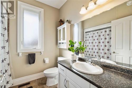 6850 Creekside Drive, Plympton-Wyoming, ON - Indoor Photo Showing Bathroom