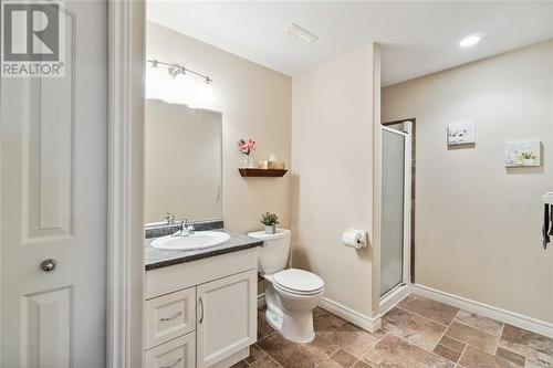 6850 Creekside Drive, Plympton-Wyoming, ON - Indoor Photo Showing Bathroom