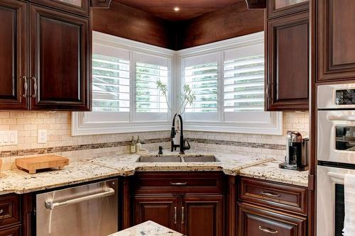 4247 Millcroft Park Drive, Burlington, ON - Indoor Photo Showing Kitchen With Double Sink With Upgraded Kitchen