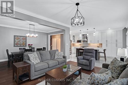 88 Faris Street, Bradford West Gwillimbury, ON - Indoor Photo Showing Living Room