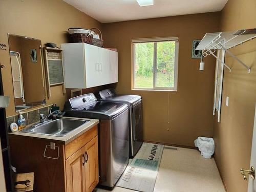 3480 Phillips Road, Creston, BC - Indoor Photo Showing Kitchen With Double Sink