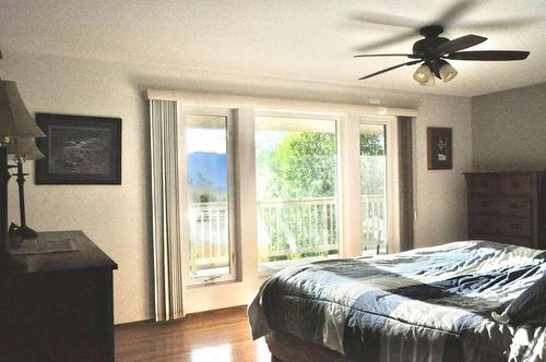 3480 Phillips Road, Creston, BC - Indoor Photo Showing Bedroom