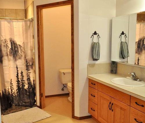 3480 Phillips Road, Creston, BC - Indoor Photo Showing Bathroom
