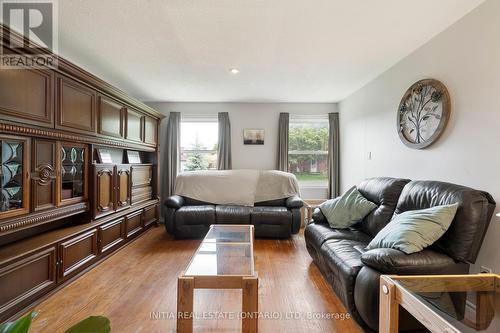27 Hines Crescent, London, ON - Indoor Photo Showing Living Room