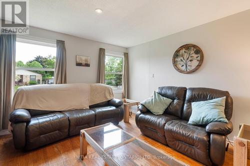 27 Hines Crescent, London, ON - Indoor Photo Showing Living Room