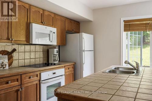 2108-09 - 90 Highland Drive N, Oro-Medonte (Horseshoe Valley), ON - Indoor Photo Showing Kitchen With Double Sink