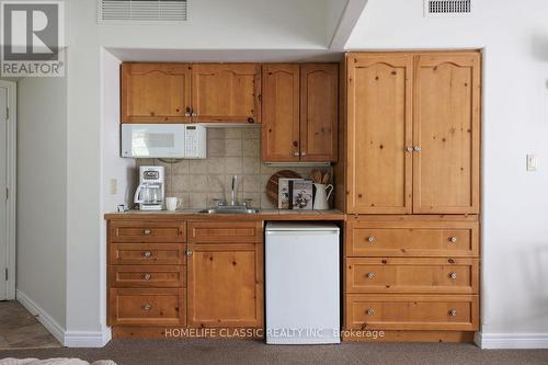 2108-09 - 90 Highland Drive N, Oro-Medonte (Horseshoe Valley), ON - Indoor Photo Showing Kitchen With Double Sink