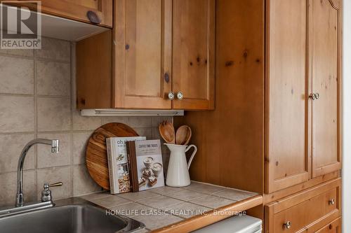 2108-09 - 90 Highland Drive N, Oro-Medonte (Horseshoe Valley), ON - Indoor Photo Showing Kitchen