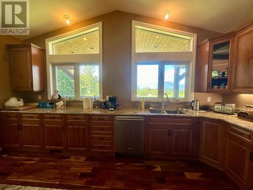 4810 40Th Street, Canyon, BC - Indoor Photo Showing Kitchen With Double Sink