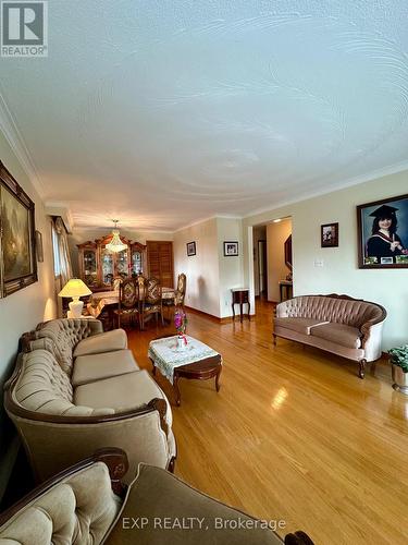 1 Salinger Court, Toronto (Pleasant View), ON - Indoor Photo Showing Living Room