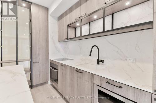 929 - 505 Richmond Street W, Toronto, ON - Indoor Photo Showing Kitchen With Upgraded Kitchen