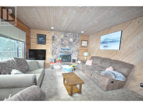 2820 Chimney Lake Road, Williams Lake, BC - Indoor Photo Showing Living Room With Fireplace