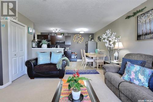 173 5079 James Hill Road, Regina, SK - Indoor Photo Showing Living Room