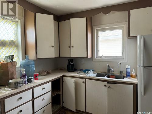 509 5Th Avenue W, Assiniboia, SK - Indoor Photo Showing Kitchen With Double Sink